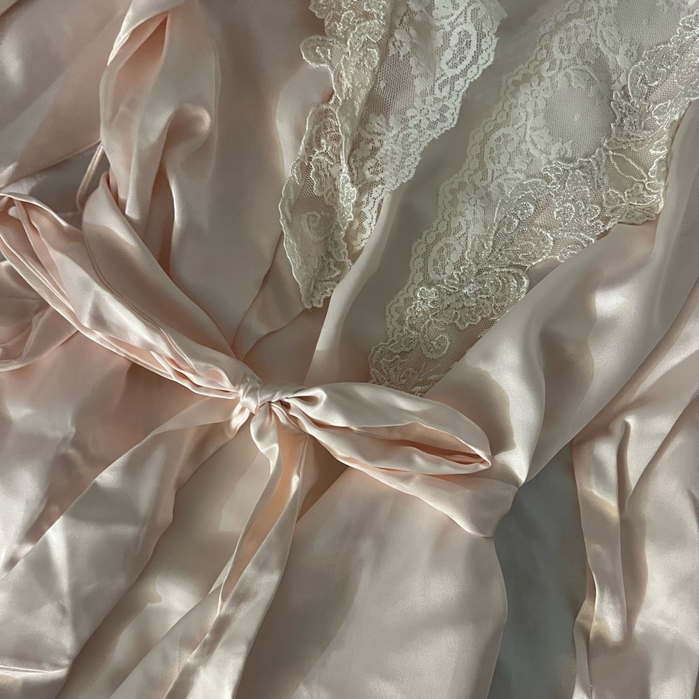Vintage 80s Donna Richard robe w/ lace